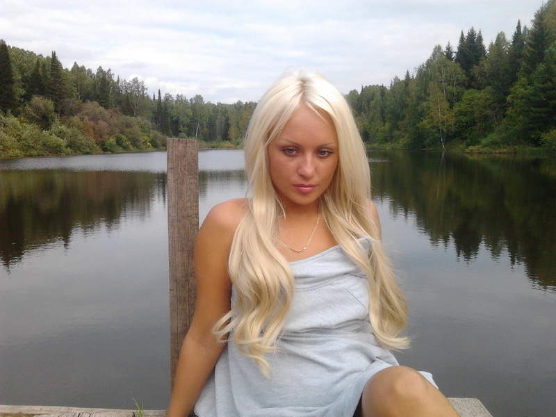 Блондинка в одних трусиках отдыхает на озере 17 фотография