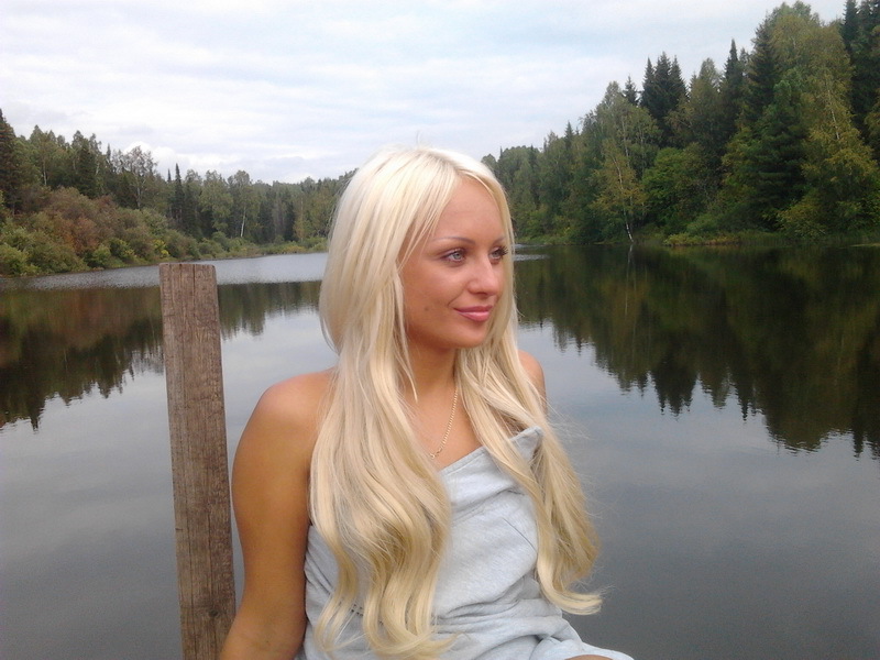 Блондинка в одних трусиках отдыхает на озере 18 фотография