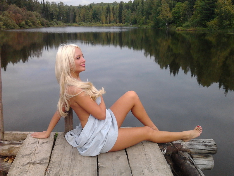Блондинка в одних трусиках отдыхает на озере 14 фотография