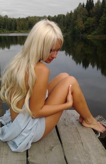 Блондинка в одних трусиках отдыхает на озере