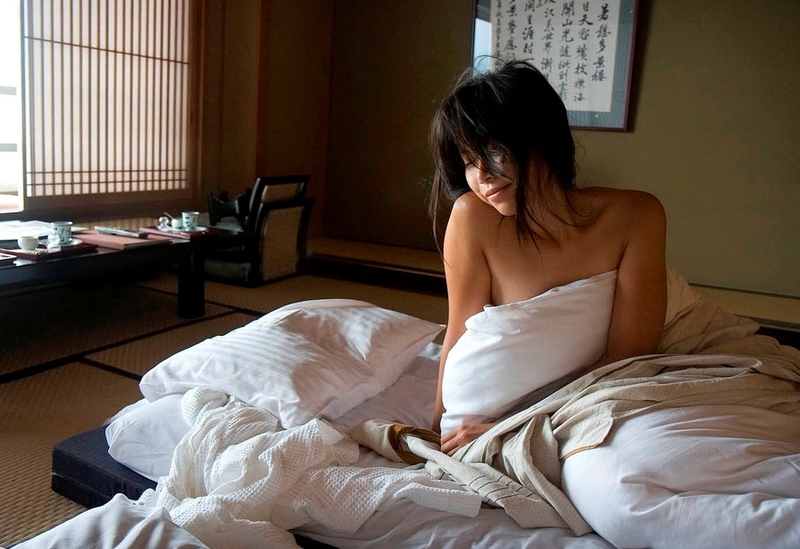 Азиатская миледи показывает грудь и пятую точку 9 фотография