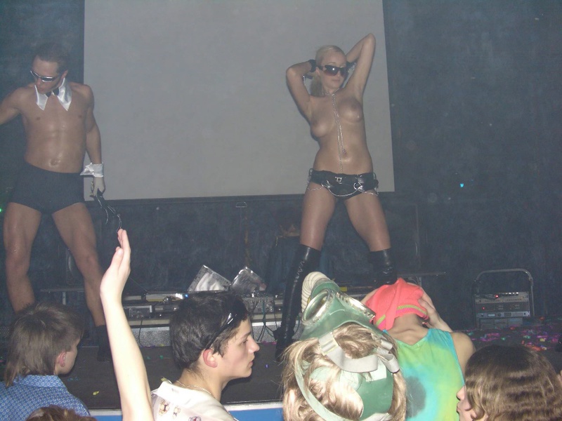 Дамы с большими дойками голышом на вечеринке 3 фотография