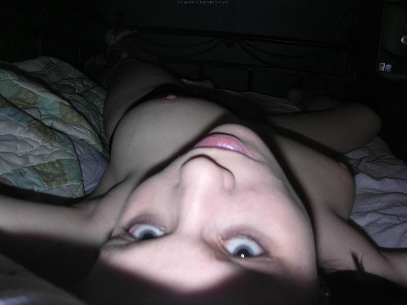 Симпатичная девушка устроила ночное селфи 20 фотография