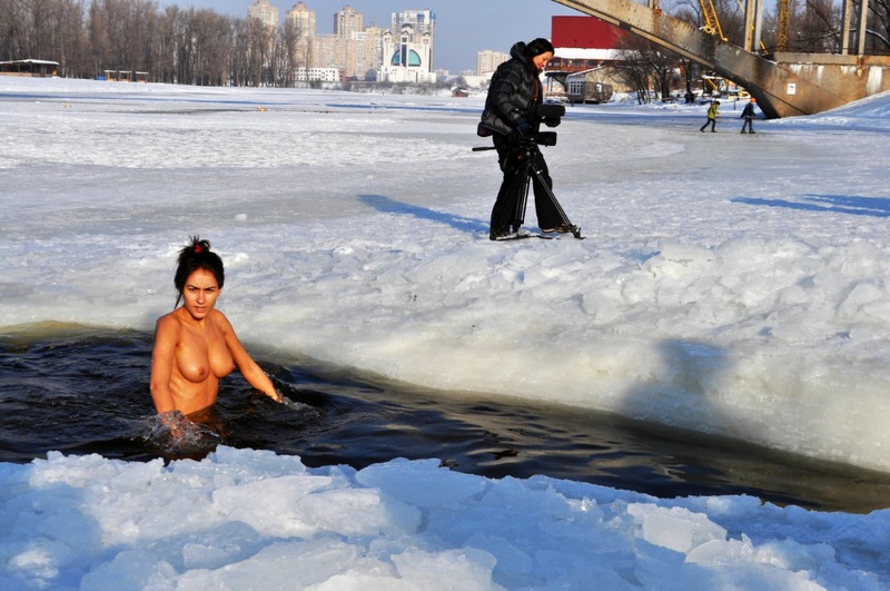 Морозостойкая Маринка гуляет голышом 7 фотография