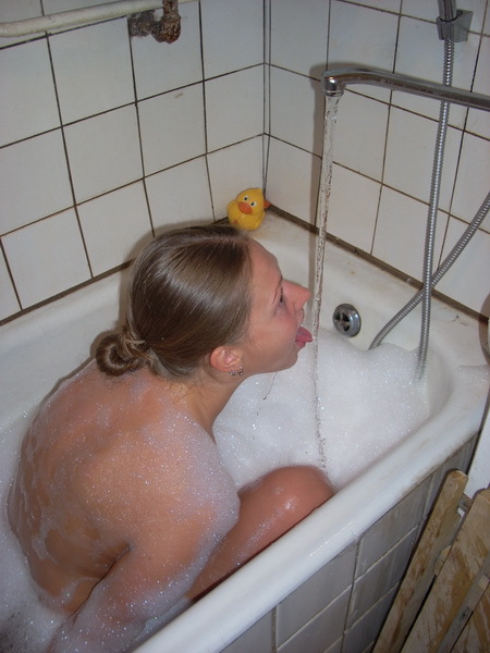 Голая студентка нанесла пену для ванны на упругий бюст 8 фотография