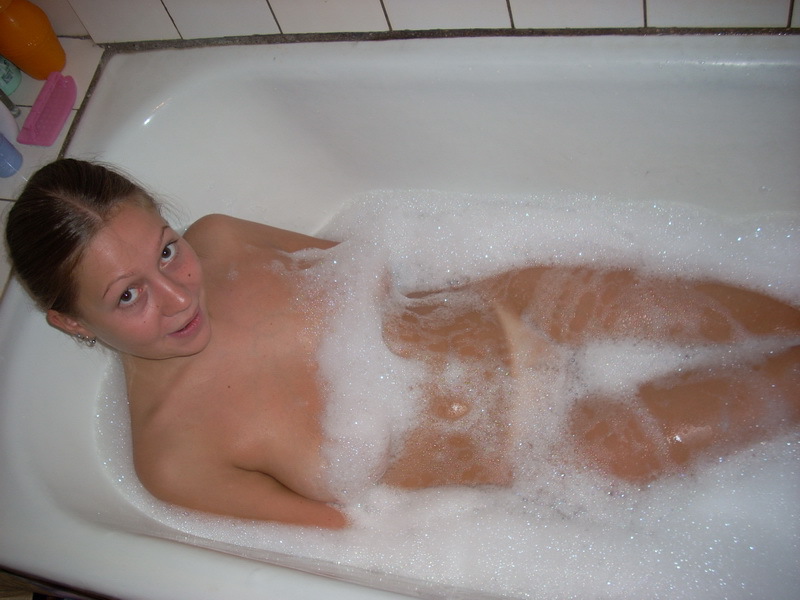 Голая студентка нанесла пену для ванны на упругий бюст 5 фотография
