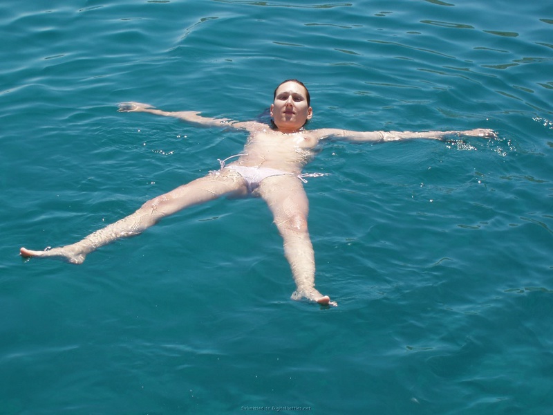 Бывшая жена купается в одних трусах 21 фотография