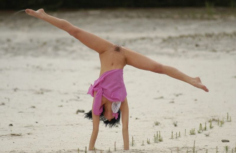 Обнаженная балерина танцует на пляже 7 фотография