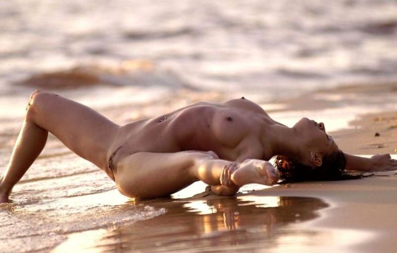 Обнаженная балерина танцует на пляже 13 фотография