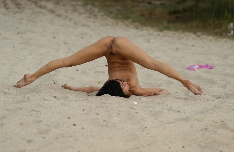 Обнаженная балерина танцует на пляже 9 фотография
