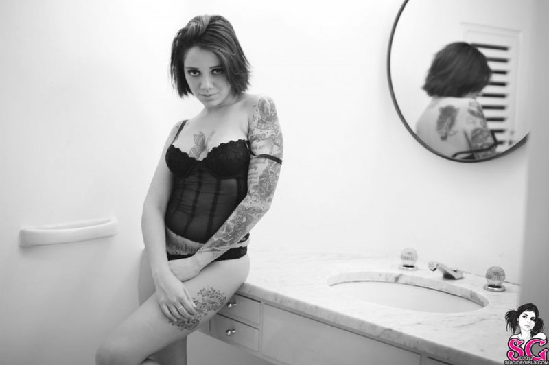 Красотка с татуировками голышом в ванной комнате 5 фотография