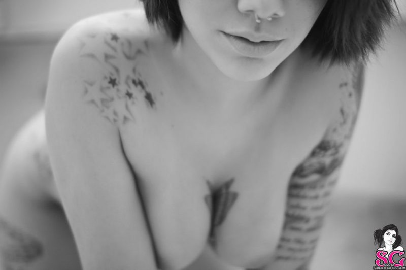 Красотка с татуировками голышом в ванной комнате 6 фотография