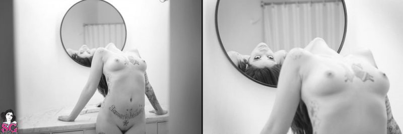 Красотка с татуировками голышом в ванной комнате 14 фотография