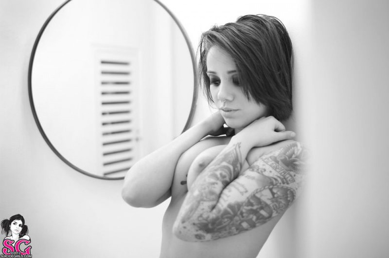 Красотка с татуировками голышом в ванной комнате 38 фотография