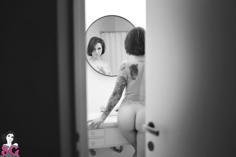 Красотка с татуировками голышом в ванной комнате 39 фотография