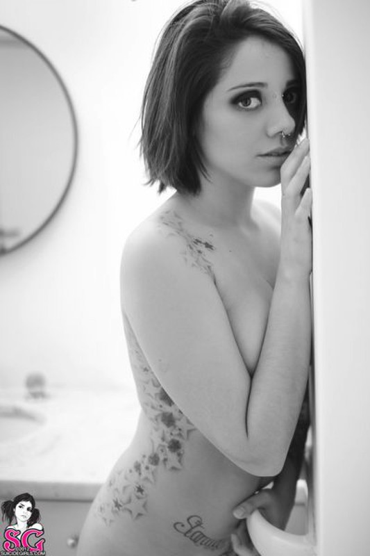 Красотка с татуировками голышом в ванной комнате 35 фотография