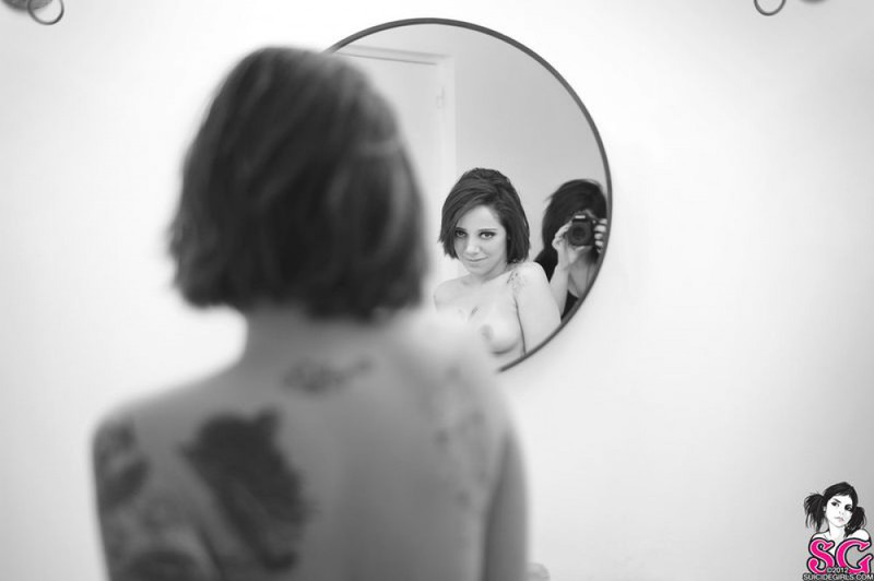 Красотка с татуировками голышом в ванной комнате 36 фотография