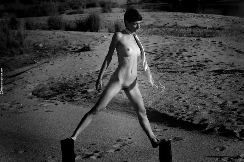 Путешественница проветривает волосатую киску в пустыне 32 фотография