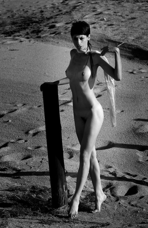 Путешественница проветривает волосатую киску в пустыне 13 фотография