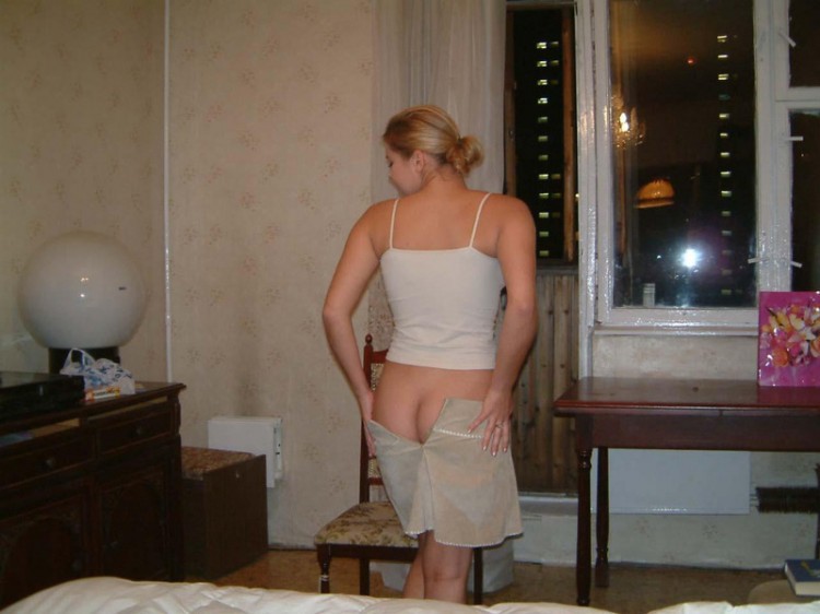 Раскрепощенная горничная голышом в гостиничном номере 1 фотография