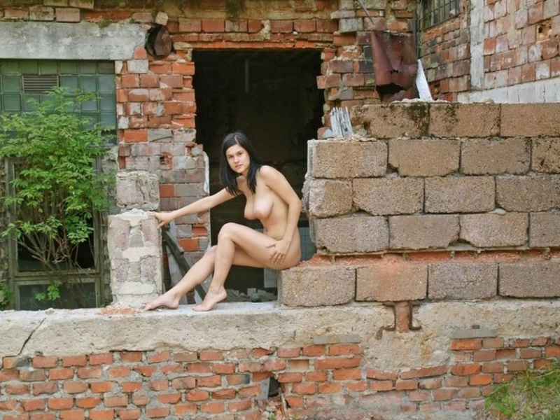 Брюнетка с волосатой киской прогуливается по руинам дома 17 фотография
