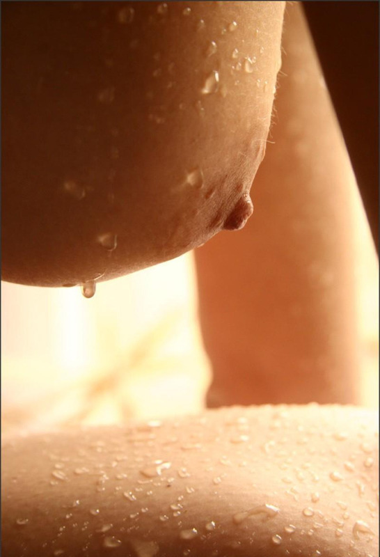 Хрупкая девушка любуется каплями воды на теле 10 фотография