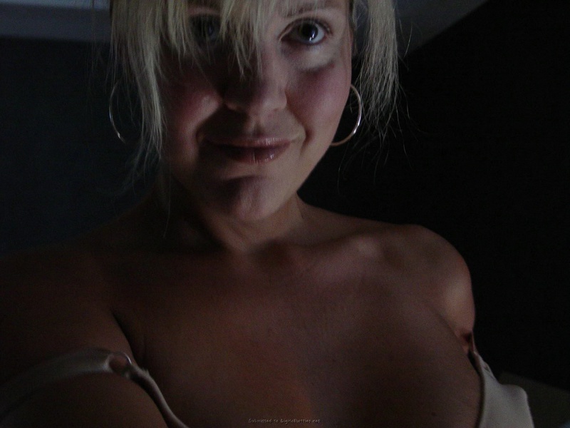 Белокурая женщина с большими сиськами светит обнаженным телом на кровати 2 фотография