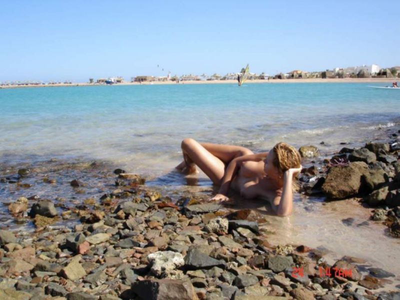 Стройная блондинка разделась на побережье мертвого моря 5 фотография
