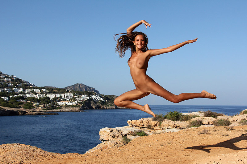 Загорелая балерина прогуливается голышом по пляжу 5 фотография