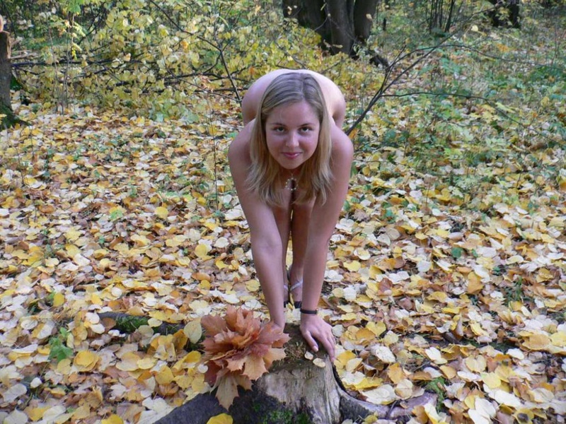 Милая студентка позирует в осеннем лесу 16 фотография