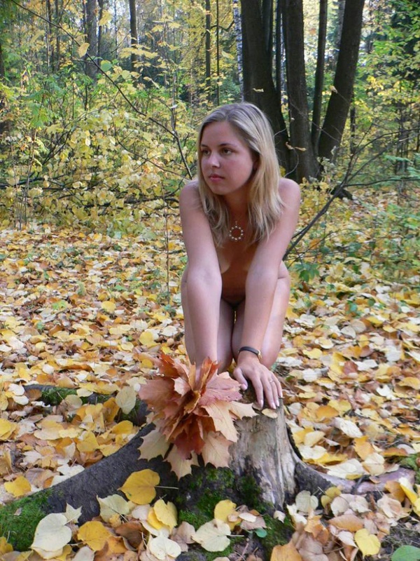 Милая студентка позирует в осеннем лесу 17 фотография