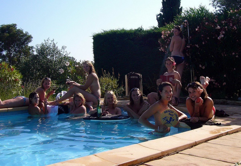 Выпившие подруги купаются нагие в бассейне 4 фотография