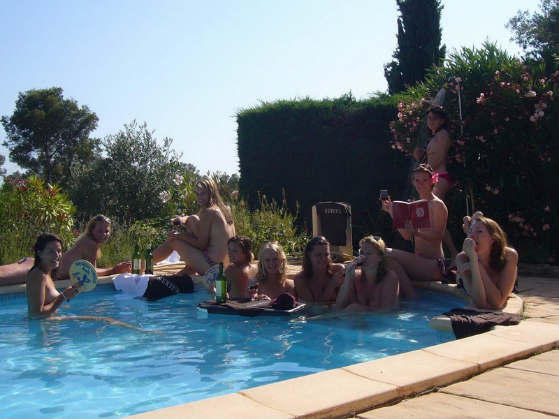 Выпившие подруги купаются нагие в бассейне 1 фотография