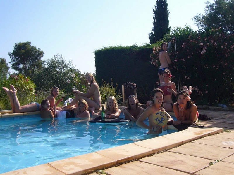 Выпившие подруги купаются нагие в бассейне 6 фотография