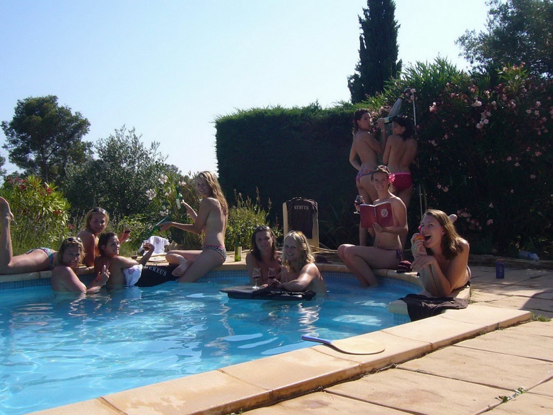 Выпившие подруги купаются нагие в бассейне 3 фотография