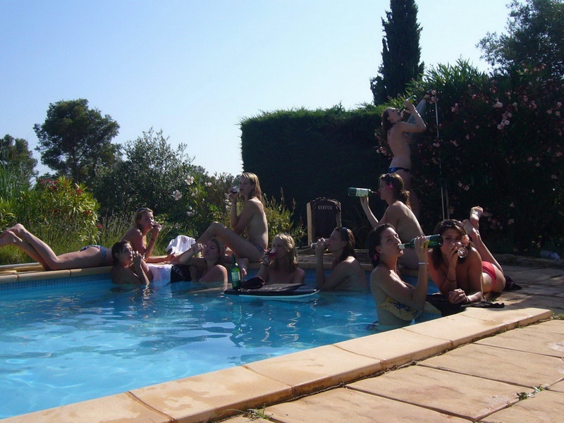 Выпившие подруги купаются нагие в бассейне 8 фотография