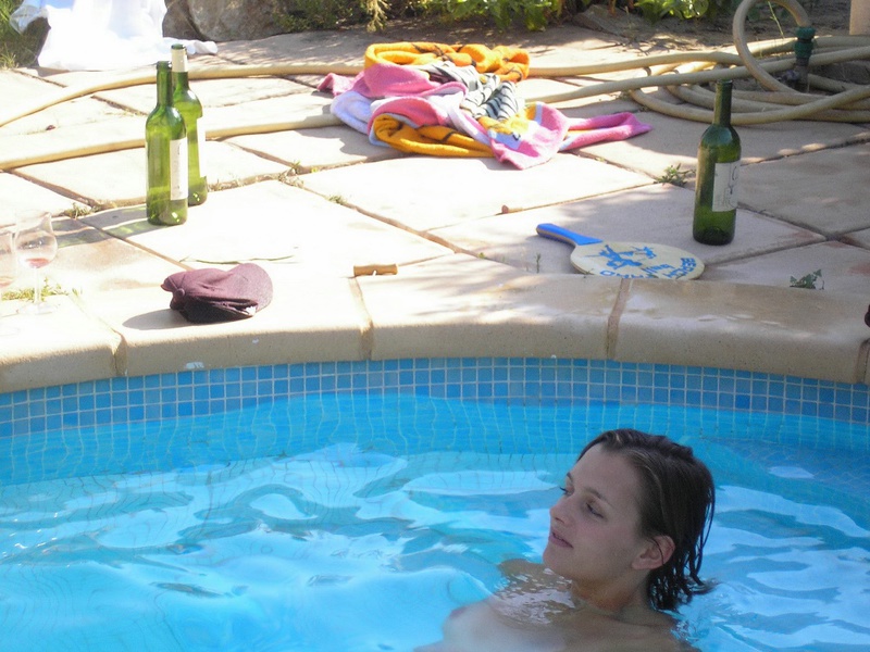 Выпившие подруги купаются нагие в бассейне 19 фотография