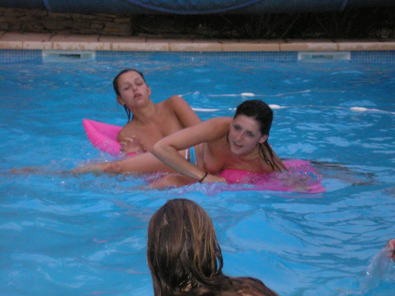 Выпившие подруги купаются нагие в бассейне 20 фотография