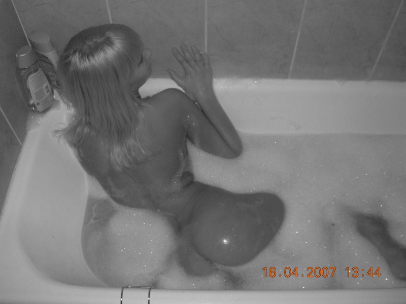 Блондинка голышом сверкает в ванной пикантными местами 14 фотография