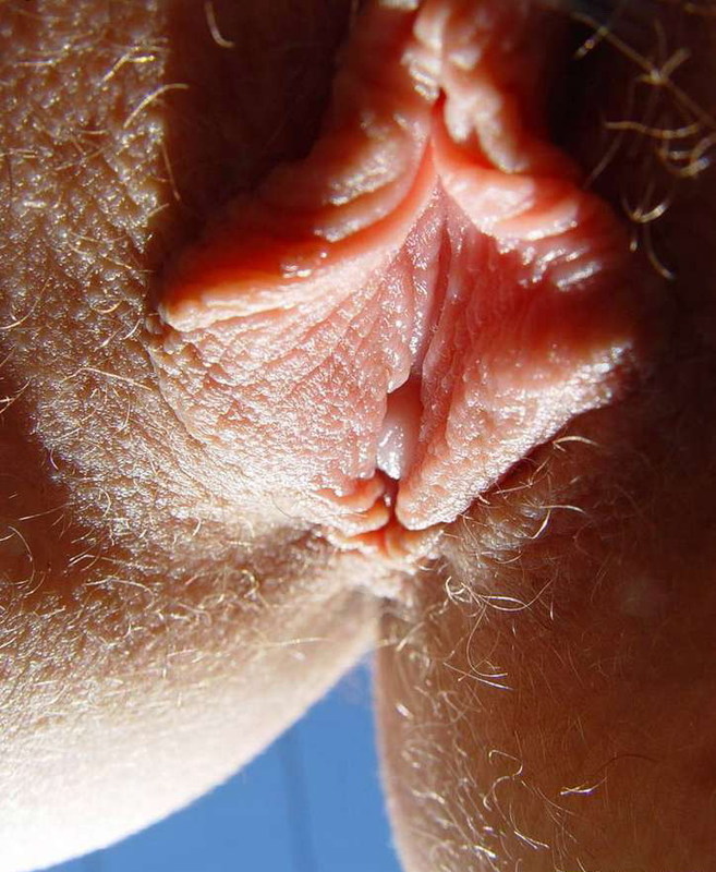Сексапильная извращенка ласкает киску 15 фотография