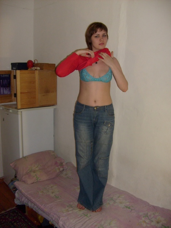 Девка с большими сосками сняла белье в домашней обстановке 3 фотография