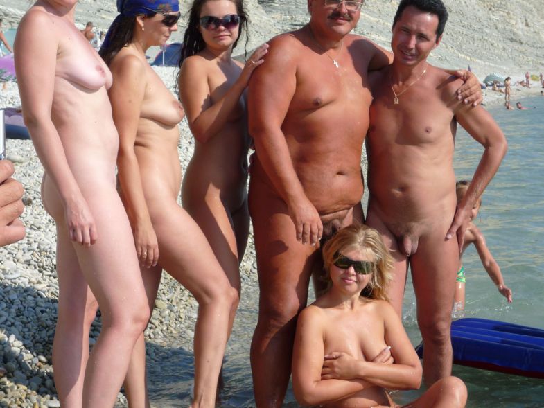 Загорелая брюнетка встала раком на нудистском пляже 15 фотография