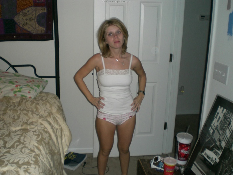 Пьяная блондинка нагишом перед ненасытным любовником 14 фотография