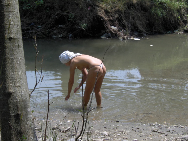Привлекательная сучка загорает топлес у реки 12 фотография