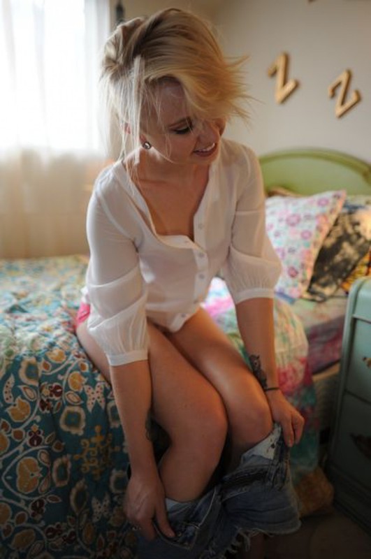 Привлекательная блонда обнажает прекрасное тело 21 фотография