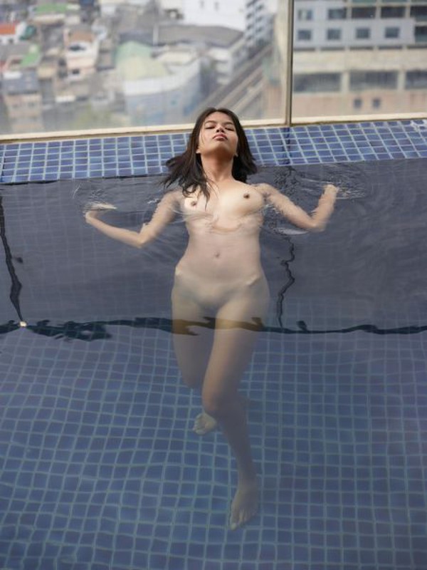 Пышногрудая азиатка оголилась возле бассейна 13 фотография