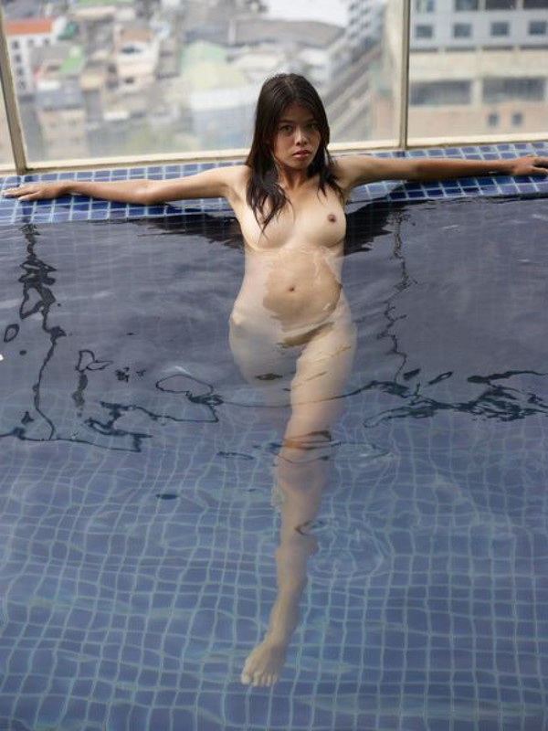 Пышногрудая азиатка оголилась возле бассейна 5 фотография