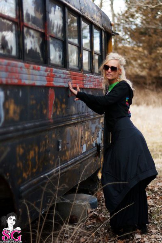 Блондинка с тату на всю спину разделась в старом автобусе 19 фотография
