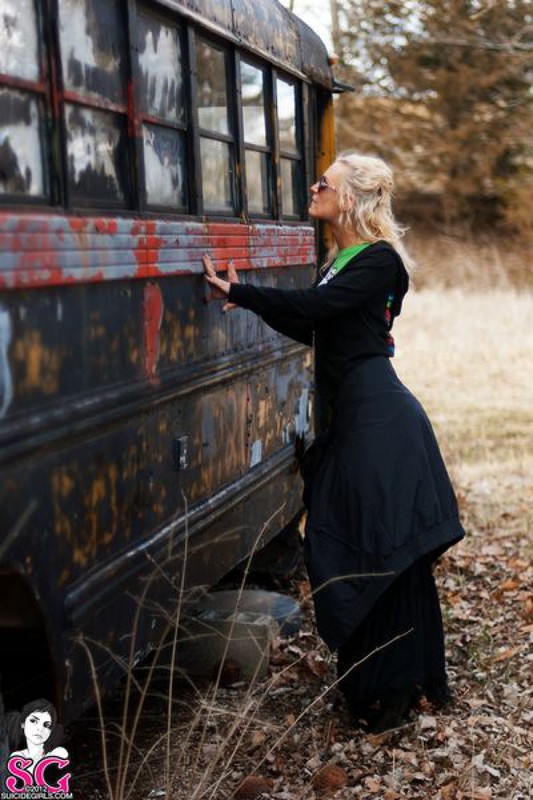 Блондинка с тату на всю спину разделась в старом автобусе 9 фотография