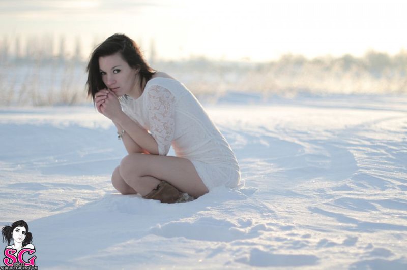 Смелая мамзель раздевается на снегу 13 фотография